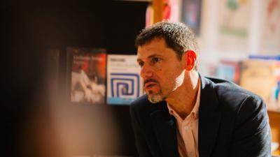 Detrás de la luna: la literatura que invita a los jóvenes a redescubrir la historia de Cali